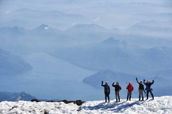 Nosso grupo festeja a chegada ao cume do vulcão Lanín, a 3.776 metros de altitude, na região de Junín de Los Andes, no sul da Argentina